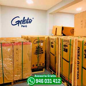 Persona revisando una ficha técnica de nuestro equipo de helados